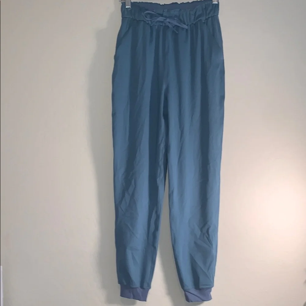 LULULEMON BRAND NEW SIZE 4 GORGEOUS JOGGERS